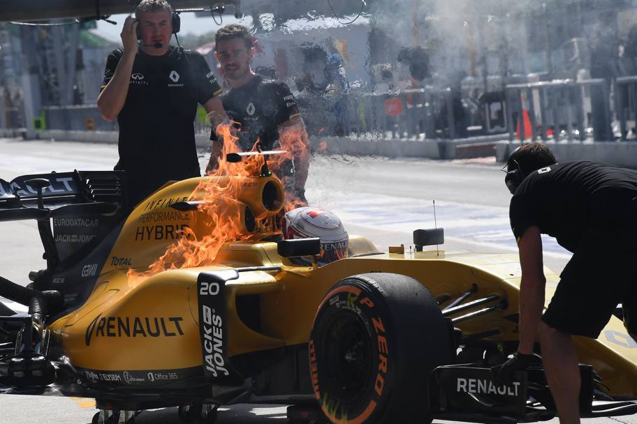 Momenti di agitazione ai box Renault durante le prime libere del GP della Malesia: la vettura di Kevin Magnussen ha preso fuoco ai box e si  dovuto intervenire in fretta per domare il principio di incendio. Alla fine il fuoco  stato domato. Colombo
